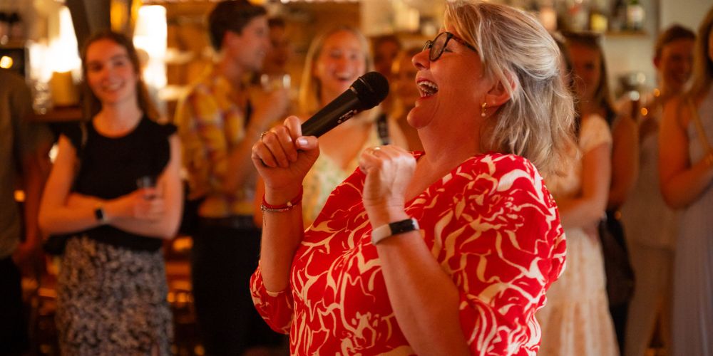 Lachen zonder reden op de werkvloer